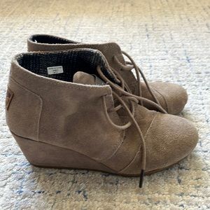 TOMS womens Wedge suede  boots taupe color size 7.5